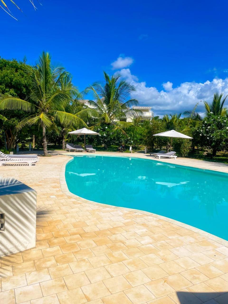 White Villa - Paparemo Beach Watamu Bagian luar foto
